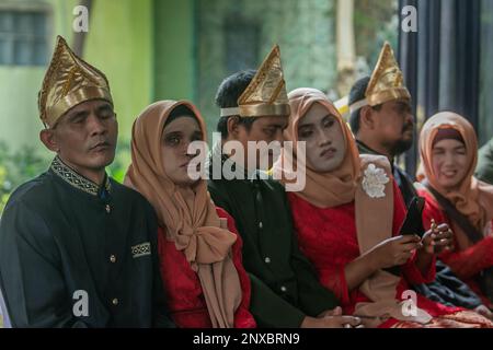 Bogor, Indonésie. 28th févr. 2023. La mariée aveugle et le marié prennent part à un mariage de procession lors d'un mariage de masse pour malvoyants à Bogor, Java-Ouest, Indonésie sur 28 février 2023. Douze couples aveugles se sont mariés gratuitement par une fondation sociale pour aider les personnes handicapées économiquement défavorisées à se faire légalement. (Photo par Andi M Ridwan/INA photo Agency/Sipa USA) crédit: SIPA USA/Alay Live News Banque D'Images