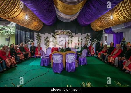 Bogor, Indonésie. 28th févr. 2023. La mariée aveugle et le marié prennent part à un mariage de procession lors d'un mariage de masse pour malvoyants à Bogor, Java-Ouest, Indonésie sur 28 février 2023. Douze couples aveugles se sont mariés gratuitement par une fondation sociale pour aider les personnes handicapées économiquement défavorisées à se faire légalement. (Photo par Andi M Ridwan/INA photo Agency/Sipa USA) crédit: SIPA USA/Alay Live News Banque D'Images