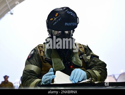 Le premier lieutenant Moritz “Whiskey” Wienke, pilote du 35th Escadron de chasse, effectue un contrôle en amont tout en étant équipé d’équipements de protection chimiques, biologiques, radiologiques et nucléaires à la base aérienne de Kunsan, République de Corée, le 13 janvier 2023. Les forces aériennes du Pacifique ont envoyé une équipe de validation à Kunsan lors de la première étape d'une mise à jour du programme de protection de l'équipage de conduite de nouvelle génération à l'échelle du PACAF. Banque D'Images