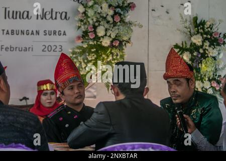 Bogor, Indonésie. 28th févr. 2023. Le marié aveugle participe à un mariage de procession lors d'un mariage de masse pour malvoyants à Bogor, Java-Ouest, Indonésie sur 28 février 2023. Douze couples aveugles se sont mariés gratuitement par une fondation sociale pour aider les personnes handicapées économiquement défavorisées à se faire légalement. (Photo par Andi M Ridwan/INA photo Agency/Sipa USA) crédit: SIPA USA/Alay Live News Banque D'Images