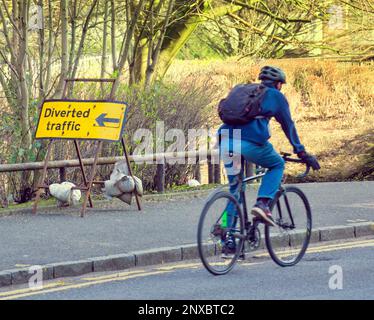 Glasgow, Écosse, Royaume-Uni 1st mars 2023. Météo au Royaume-Uni : le premier jour du printemps a vu le soleil tandis que les habitants se sont emmis dans les rues de la ville. Roadworks harang Road utilisateurs avec leur prévalence dans les rues de ville. Crédit Gerard Ferry/Alay Live News Banque D'Images