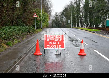 Swansea, pays de Galles. 20 janvier 2021. La route a fermé des panneaux et des cônes de signalisation sur la route Ynyspenllwch B4291 à Clydach en raison d'inondations après que Storm Christoph a apporté de fortes précipitations dans la vallée de Swansea au pays de Galles, au Royaume-Uni, le 20 janvier 2021. Crédit : Duncan Thomas/Majestic Media/Alay Live News. Banque D'Images