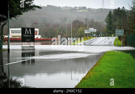 Swansea, pays de Galles. 20 janvier 2021. La route Ynyspenllwch de B4291 à Clydach a été fermée en raison d'inondations après que Storm Christoph a apporté de fortes pluies dans la vallée de Swansea au pays de Galles, au Royaume-Uni, le 20 janvier 2021. Crédit : Duncan Thomas/Majestic Media/Alay Live News. Banque D'Images