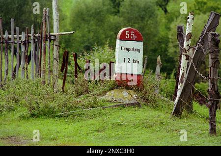 Marqueur de distance sur le côté d'une route dans le comté de Argeș, Roumanie, cca 1992. Banque D'Images