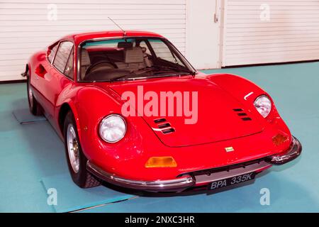 Vue des trois quarts avant d'une Ferrari Dino 246 GT rouge, 1971, exposée au London Classic car Show 2023 Banque D'Images