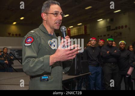 230211-N-JJ744-1045 le capitaine Paul Lanzilotta, commandant du premier porte-avions de classe USS Gerald R. Ford (CVN 78), s’adresse aux participants à la célébration du mois de l’histoire des Noirs du navire dans la baie hangar, le 11 février 2023. Ford est en cours dans l'océan Atlantique en menant des qualifications de transporteur. Banque D'Images