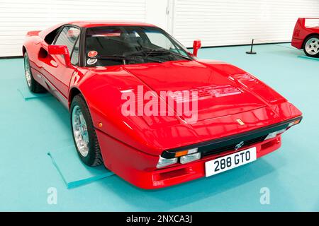 Vue de trois quarts avant d'une Ferrari 288 GTO rouge, exposée au salon de l'auto de Londres 2023 Banque D'Images