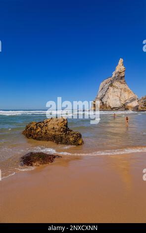 Sintra, Portugal: 22 octobre 2022 - Praia da Ursa (Plage d'Ursa) avec des gens, à Sintra près de Lisbonne au Portugal. Banque D'Images