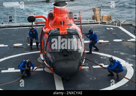 L’équipage du USCGC Stone’s (WMSL 758) assure l’acquisition d’un hélicoptère de l’escadron tactique d’interception d’hélicoptères MH-65 Dolphin au pont de vol de Stone dans l’océan Atlantique, le 13 janvier 2023. Stone est en cours de déploiement de plusieurs missions dans l'Atlantique Sud pour contrer les activités maritimes illicites et renforcer les relations de souveraineté maritime dans l'ensemble de la région. Banque D'Images