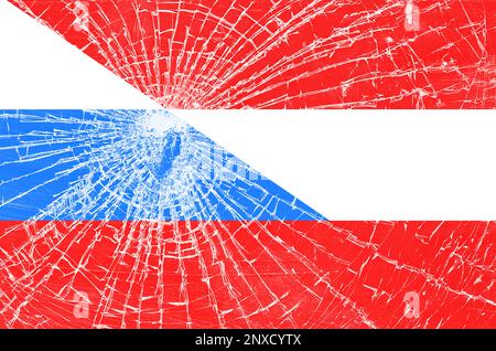 Drapeau russe aux fissures. Mauvaises relations avec les pays Banque D'Images