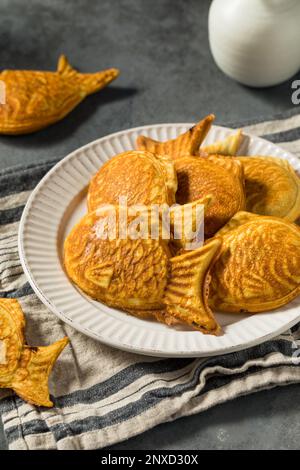 Pâte de poisson taiyaki japonaise maison avec caillé de haricots Banque D'Images