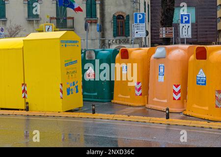 Vence, Italie - 3 février 2018 : tri des conteneurs de recyclage des déchets dans la rue de Vence, Italie. Banque D'Images