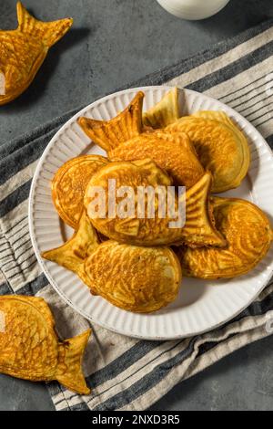 Pâte de poisson taiyaki japonaise maison avec caillé de haricots Banque D'Images