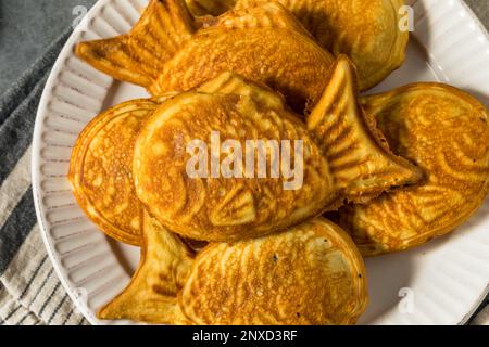 Pâte de poisson taiyaki japonaise maison avec caillé de haricots Banque D'Images