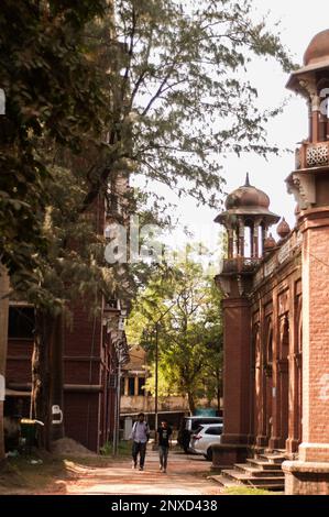 Ville de Dhaka, rue animée et personnes défavorisées Banque D'Images