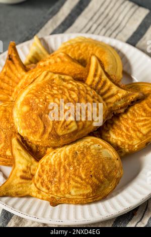 Pâte de poisson taiyaki japonaise maison avec caillé de haricots Banque D'Images