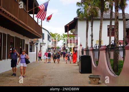 Jour ensoleillé de février avec des gens, des visiteurs, des touristes, des voyageurs sur St. George Street au coeur de la vieille ville historique St. Augustine, Floride, États-Unis. Banque D'Images