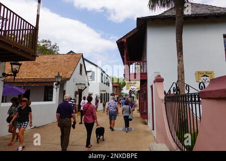 Jour ensoleillé de février avec des gens, des visiteurs, des touristes, des voyageurs sur St. George Street au coeur de la vieille ville historique St. Augustine, Floride, États-Unis. Banque D'Images