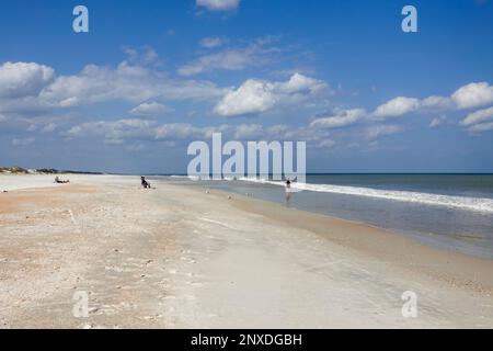 Quatre personnes appréciant la plage presque vide lors d'une belle journée en février, Anastasia State Park, St.Augustine Beach, Floride, États-Unis. Banque D'Images