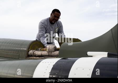 John Anderson, spécialiste en avionique du 586th Escadron d'essais en vol M1, effectue la maintenance d'un T-38C talon à la base aérienne de Holoman, au Nouveau-Mexique, le 10 janvier 2022. Le 586th FLTS effectue des essais en vol sur les T-38C Talons, C-12F Huron et C-12J Huron. Banque D'Images