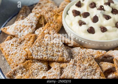 Croustilles de Cannoli maison avec sauce ricotta et chips de chocolat Banque D'Images