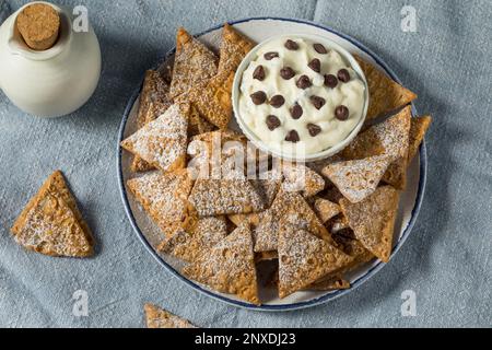 Croustilles de Cannoli maison avec sauce ricotta et chips de chocolat Banque D'Images