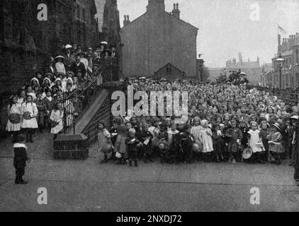 La photo ultime de l'école : des centaines d'enfants victoriens ou édouardiens de la fin et leurs enseignants emballent le parvis d'une école à Huddersfield, West Yorkshire, Angleterre, Royaume-Uni. Détail monochrome de la carte de cabinet publiée par « H H l », 24 Spring Grove Street, Springwood, Huddersfield. L'emplacement peut être Spring Grove School, fondée en 1879 et toujours en 2024, opérant dans la rue Water comme une école junior, infantile et maternelle. Photographie vintage d'une collection privée. Banque D'Images