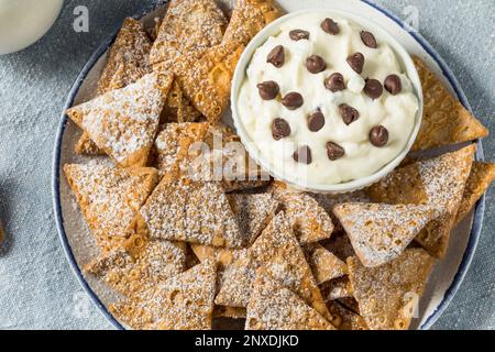 Croustilles de Cannoli maison avec sauce ricotta et chips de chocolat Banque D'Images