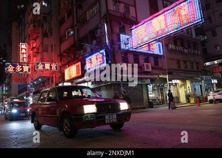 Signalisation au néon au Mong Kok - Club de karaoké Gam Lai Gung. Les panneaux de néon autrefois omniprésents de Hong Kong ont rapidement disparu de la vue au cours de la dernière décennie. À son apogée, il y avait des milliers de panneaux érigés à travers la ville, parfois empilés l'un sur l'autre. 17FEB23 SCMP / CONNOR MYCROFT Banque D'Images