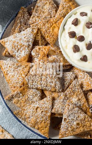 Croustilles de Cannoli maison avec sauce ricotta et chips de chocolat Banque D'Images