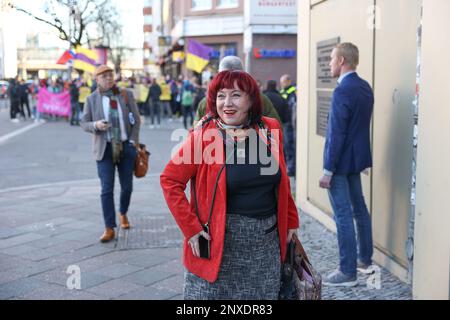 Berlin, Allemagne. 01st mars 2023. Astrid-Sabine Busse (SPD), la sénatrice de l'éducation de Berlin, arrive au siège du SPD, où se réunit le comité exécutif de l'État, à la maison Kurt Schumacher sur Müllerstrasse. On dit que la direction du parti est à la recherche d'une grande coalition avec la CDU. Credit: Jörg Carstensen/dpa/Alay Live News Banque D'Images