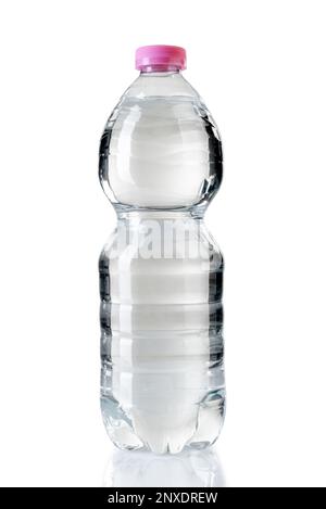 Eau claire et froide dans 500ml bouteille en plastique pour animaux, isolée sur blanc, chemin de coupure inclus Banque D'Images