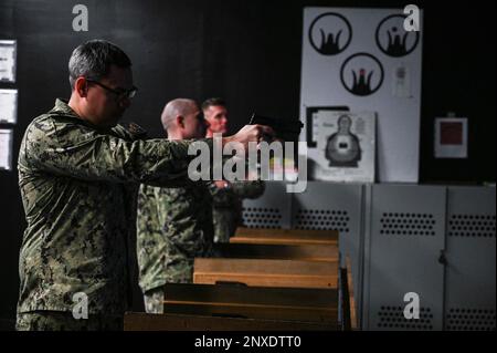 GREAT LAKES, Illinois (23 février 2023) Darold W. Maki, un instructeur au Commandement de l'entraînement des systèmes de combat en surface des Grands Lacs, dirige un tir lors d'une démonstration d'entraînement sur les armes légères pour le chef de la Force Jason Knupp, à droite, en poste au sein de la Force navale de surface Atlantique, Dans le simulateur MILO de l'école Mate 'A' de Gunner lors d'une visite aux sites de formation d'accession à la station navale des Grands Lacs. La visite comprenait des installations de tourisme et des marins des écoles de la NETC pour la guerre de surface, les systèmes de combat et la défense des victimes à bord des navires, y compris l'observation des derniers en matière de tra modernisé Banque D'Images