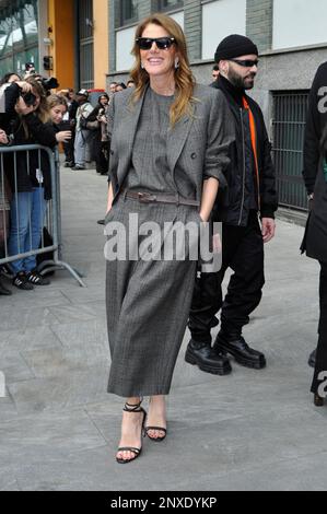 MILAN, ITALIE - FÉVRIER 23 : Anna Dello Russo arrive au salon de mode Emporio Armani pendant la semaine de la mode de Milan vêtements pour femmes automne/hiver Banque D'Images