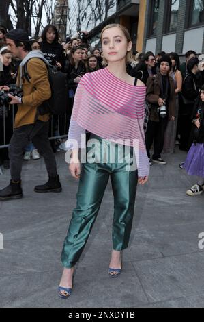 MILAN, ITALIE - 23 FÉVRIER : Clara Galle arrive au spectacle de mode Emporio Armani pendant la semaine de la mode de Milan vêtements pour femmes automne/hiver 2023 Banque D'Images