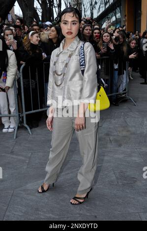 MILAN, ITALIE - 23 FÉVRIER : Clotilde Esposito arrive au salon de la mode Emporio Armani pendant la semaine de la mode de Milan Womenswear Fall/Winte Banque D'Images