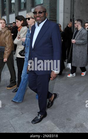 MILAN, ITALIE - FÉVRIER 23: Edward Enninful arrive au salon de mode Emporio Armani pendant la semaine de mode de Milan vêtements pour femmes automne/hiver Banque D'Images