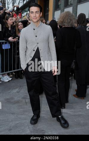 MILAN, ITALIE - 23 FÉVRIER : Matteo Paolillo arrive au spectacle de mode Emporio Armani pendant la semaine de la mode de Milan vêtements pour femmes automne/hiver Banque D'Images