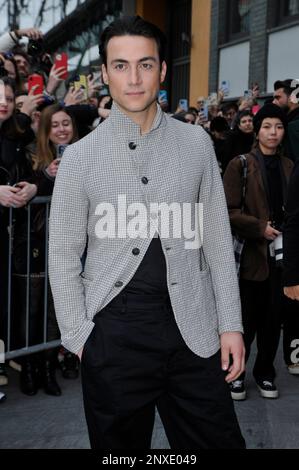 MILAN, ITALIE - 23 FÉVRIER : Matteo Paolillo arrive au spectacle de mode Emporio Armani pendant la semaine de la mode de Milan vêtements pour femmes automne/hiver Banque D'Images