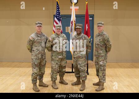 Le sergent de commandement Michael Kelly, Sergent de commandement de l’équipe de combat de la Brigade d’infanterie de la Garde nationale de l’Illinois en 33rd, le colonel Seth Hible, commandant de l’équipe de combat de la Brigade d’infanterie de la Garde nationale de l’Illinois, Brig. Le général Rodney Boyd, Adjutant général adjoint - Armée de la Garde nationale de l'Illinois et commandant de la Garde nationale de l'Illinois, et le colonel Michel Eastridge, ancien commandant de l'IBCT, posent pour une photographie le 8 janvier 2023 au Centre de préparation de la Garde nationale de l'Illinois à Urbana. Banque D'Images