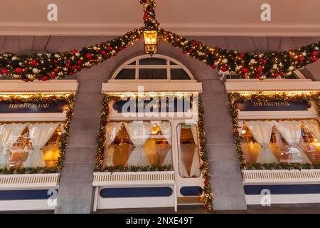 Angleterre, Londres, Piccadilly, Ritz Hotel, vue extérieure du bar Rivoli et décoration de Noël Banque D'Images