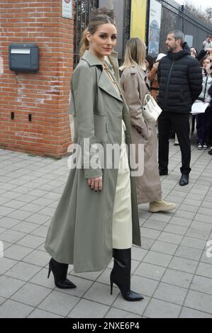 MILAN, ITALIE - FÉVRIER 24 : Olivia Palermo, est vu arriver au spectacle de mode de Tod pendant la semaine de mode de Milan vêtements pour femmes automne/hiver 2023/202 Banque D'Images