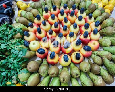 Belle décoration de fruits et légumes. Poires, pommes, prunes, citrons, persil, aubergine Banque D'Images