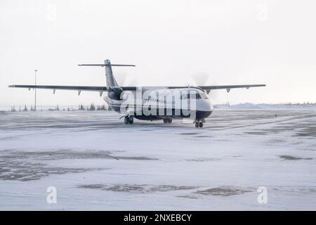 Un avion turbopropulseur bi-moteur ATR 72 qui roule sur la piste de l'aéroport de Churchill (CEYQ, YYQ) à Churchill, au Manitoba, au Canada. Banque D'Images