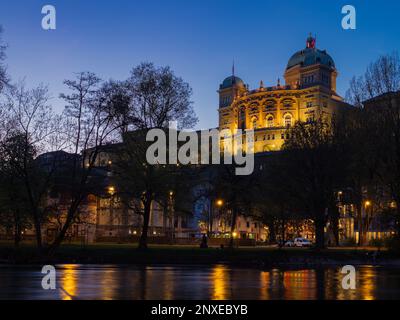 Berne, Suisse - 15 avril 2023 : vue en soirée sur la rivière Aare en direction de la Bundeshaus, éclairée pendant l'heure bleue Banque D'Images