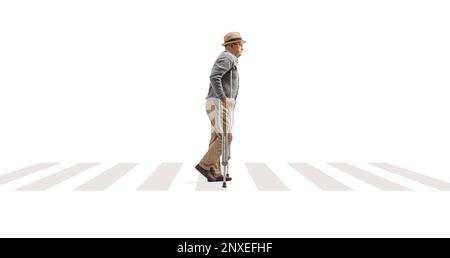 Homme âgé marchant avec des béquilles sur un passage pour piétons isolé sur fond blanc Banque D'Images