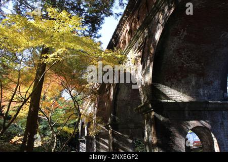 Feuilles d'automne et Suirokaku (ruines d'un ancien aqueduc) dans le temple de Nanzenji, Kyoto, Japon Banque D'Images