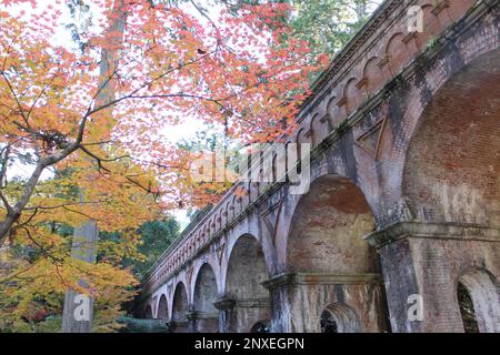 Feuilles d'automne et Suirokaku (ruines d'un ancien aqueduc) dans le temple de Nanzenji, Kyoto, Japon Banque D'Images