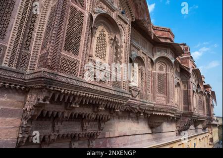 Jharokha, fenêtre en pierre faisant saillie de la façade d'un bâtiment, dans un étage supérieur, surplombant le fort Mehrangarh, Jodhpur, Rajasthan, Inde. Banque D'Images