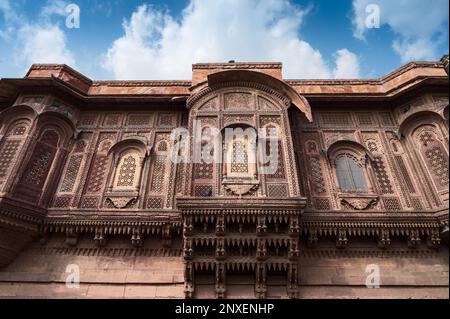 Jharokha, fenêtre en pierre faisant saillie de la façade d'un bâtiment, dans un étage supérieur, surplombant le fort Mehrangarh, Jodhpur, Rajasthan, Inde. Banque D'Images